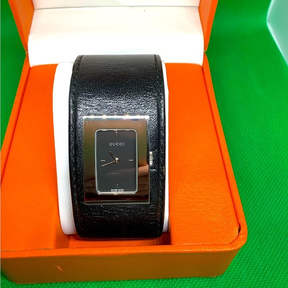 RARE- GUCCI leather bangle watch 🔥🔥🔥